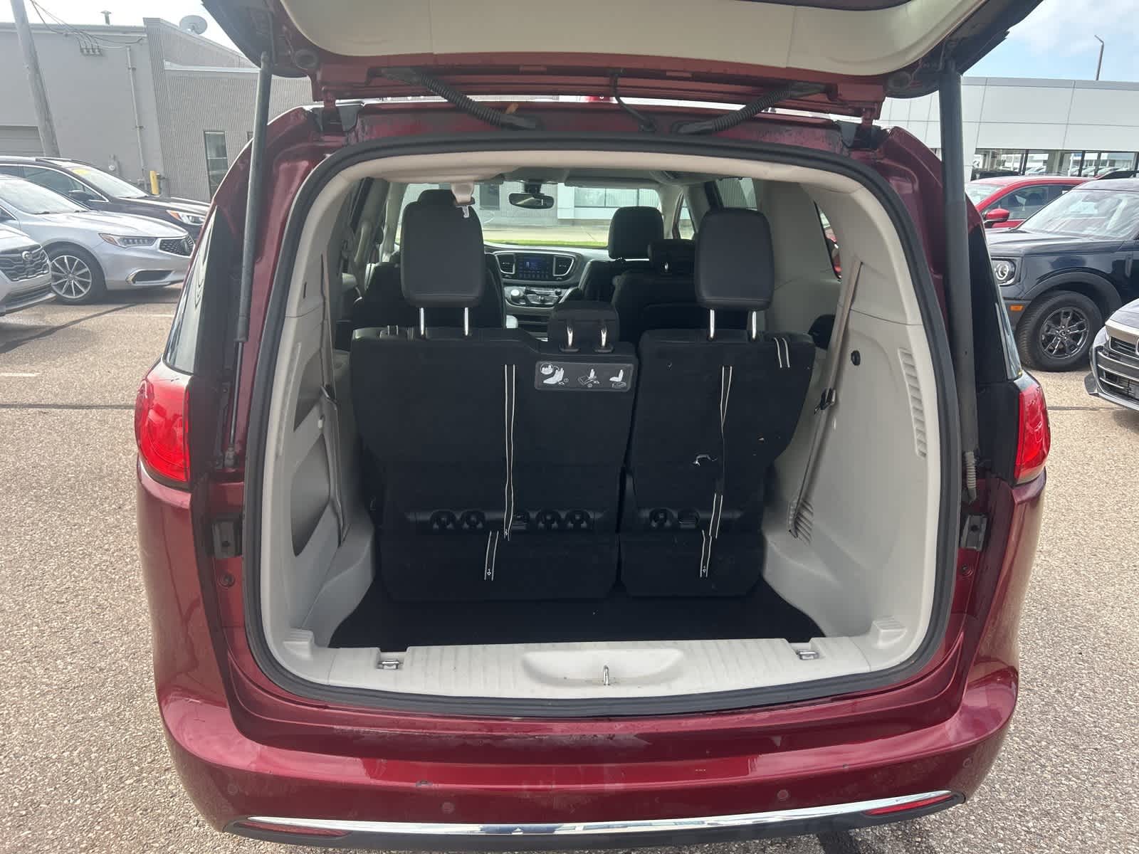 Thumbnail: 2017 Chrysler Pacifica - 16