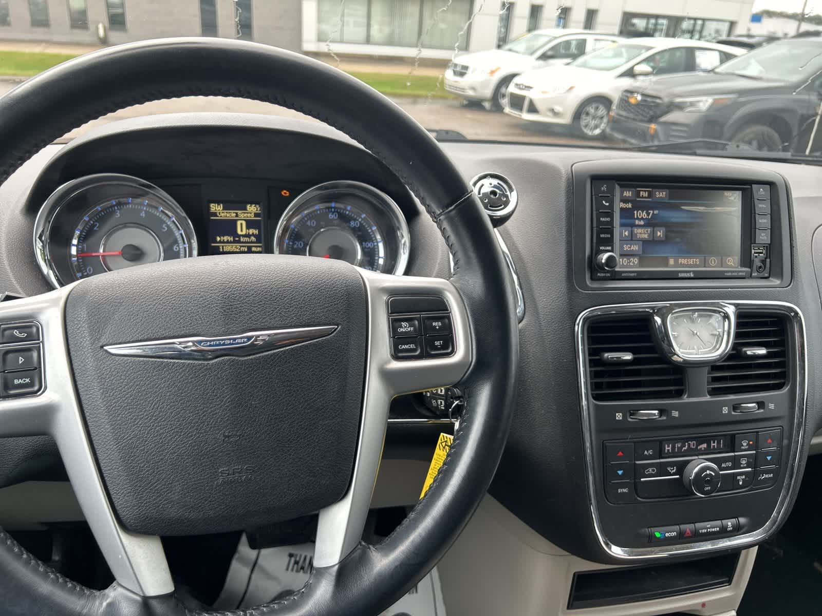 Thumbnail: 2016 Chrysler Town & Country - 12