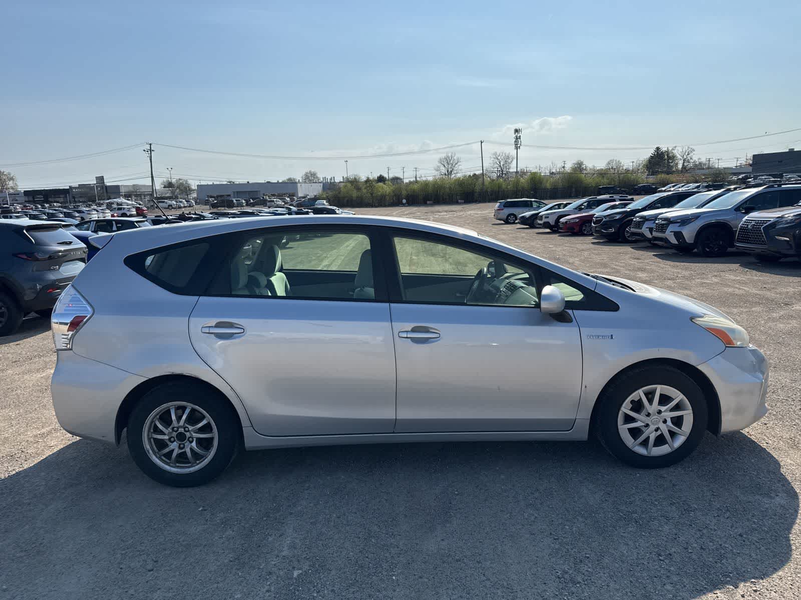 Thumbnail: 2014 Toyota Prius v - 9