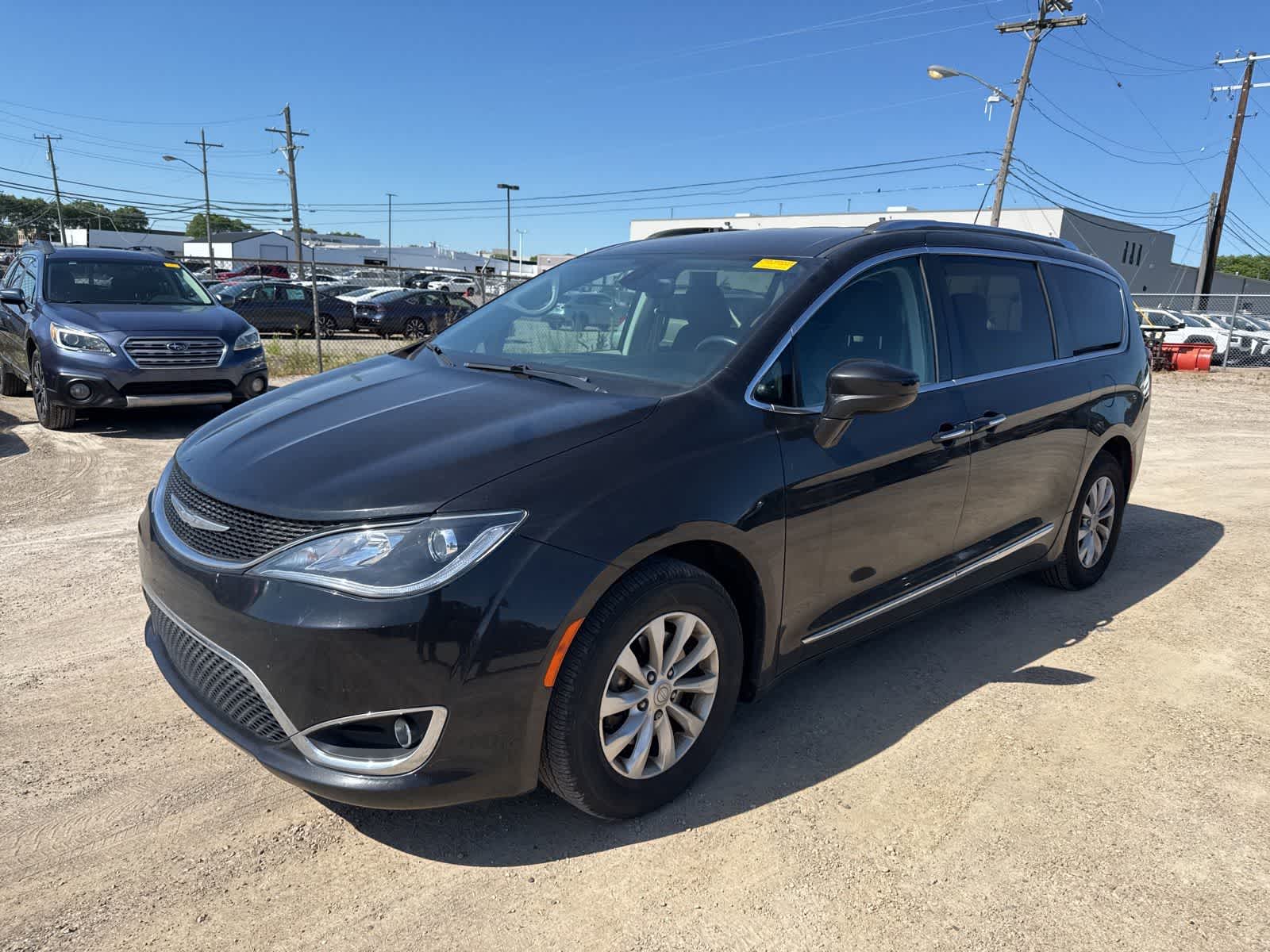 2018 Chrysler Pacifica Touring L's photo