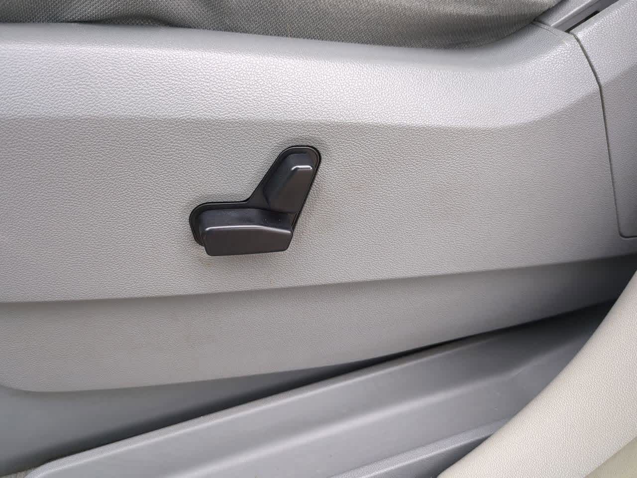 Thumbnail: 2009 Chrysler Town & Country - 16