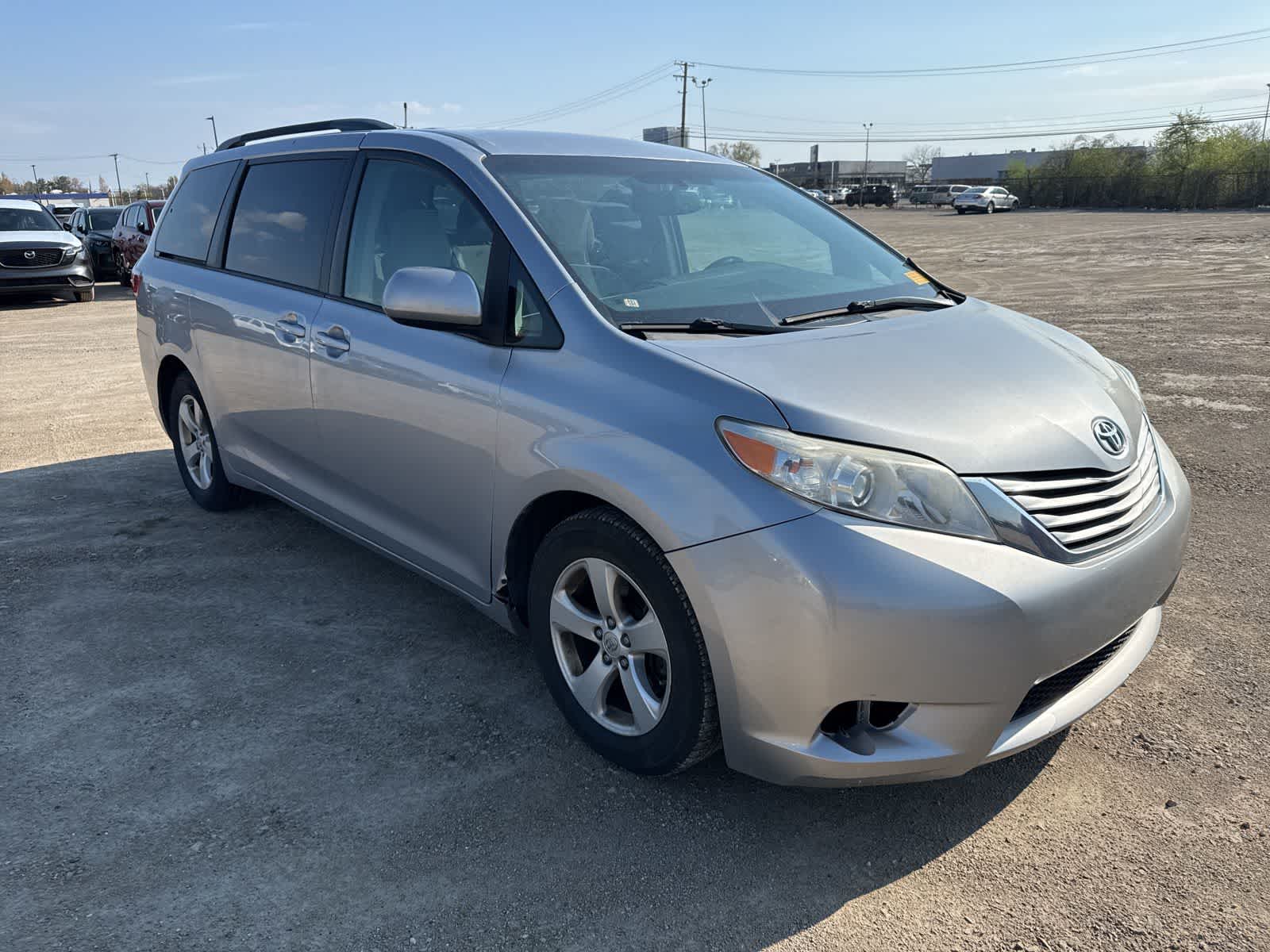 Thumbnail: 2017 Toyota Sienna - 4
