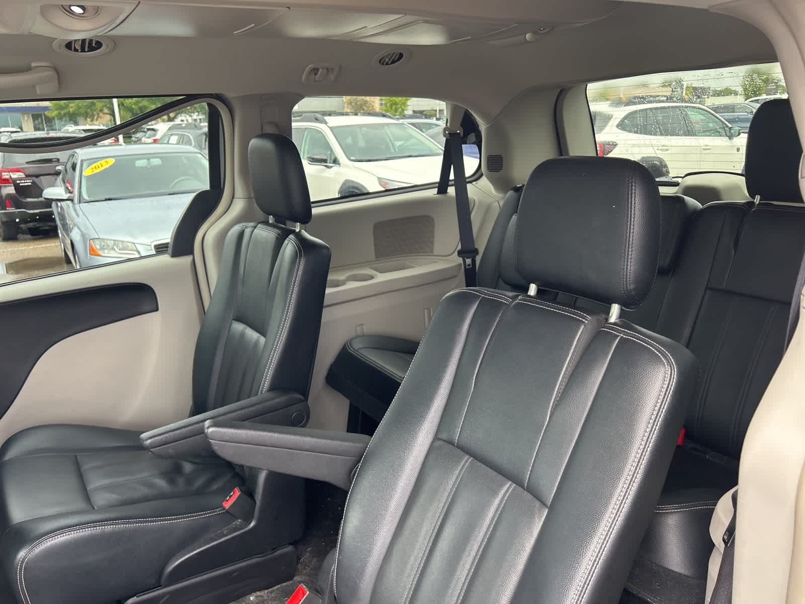 Thumbnail: 2016 Chrysler Town & Country - 15