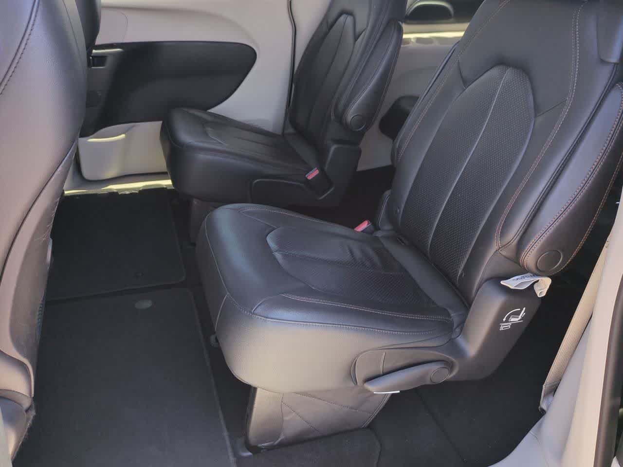 Thumbnail: 2018 Chrysler Pacifica - 18