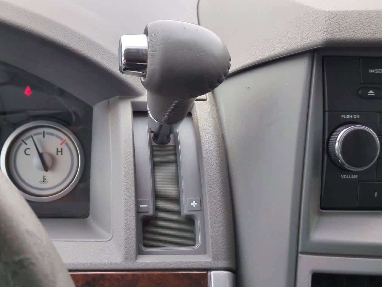 Thumbnail: 2009 Chrysler Town & Country - 26