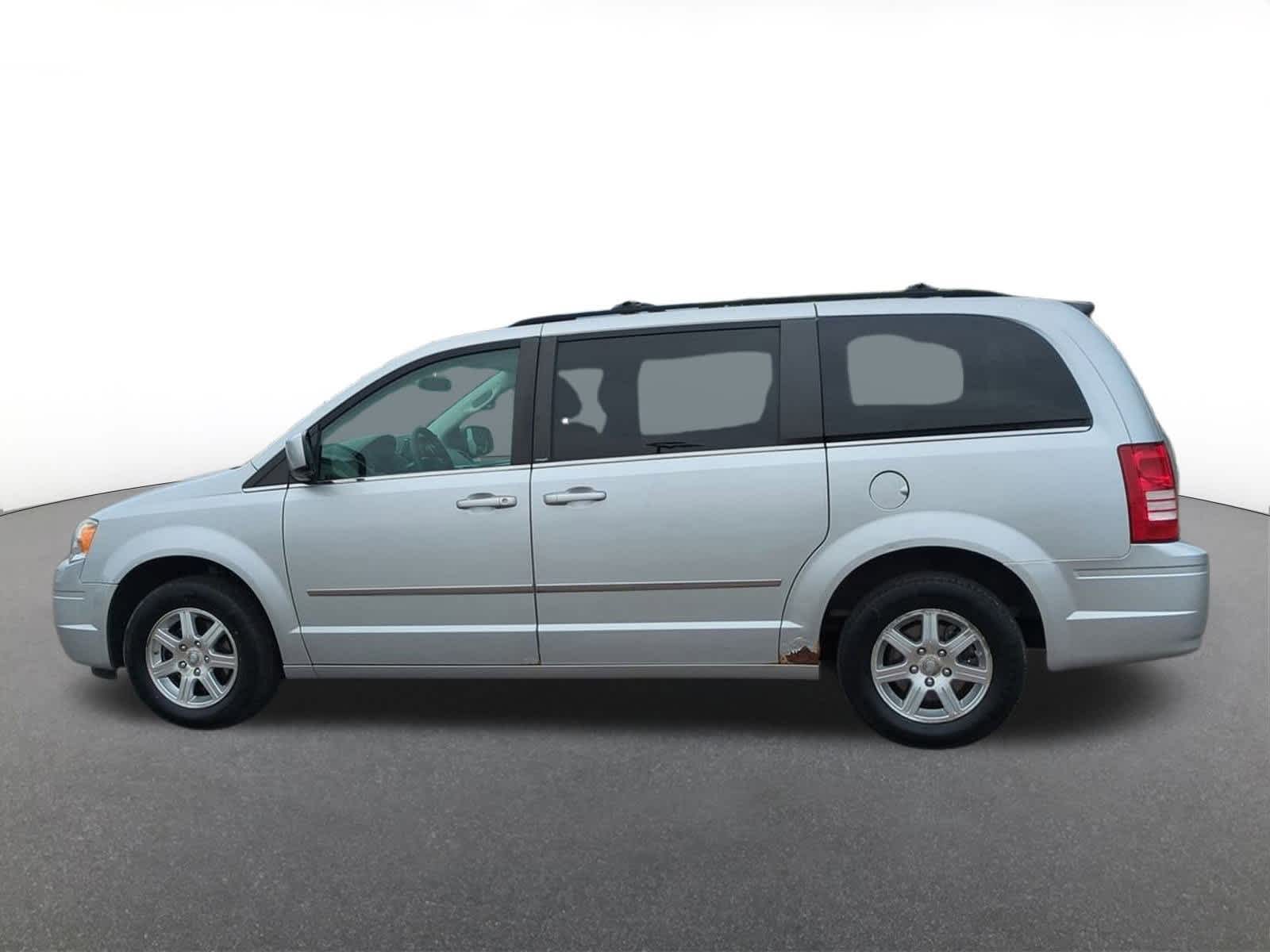 Thumbnail: 2009 Chrysler Town & Country - 3