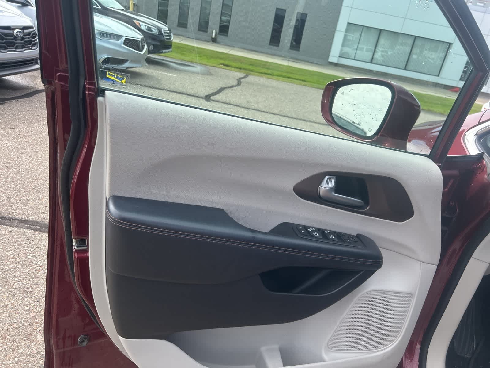 Thumbnail: 2017 Chrysler Pacifica - 17