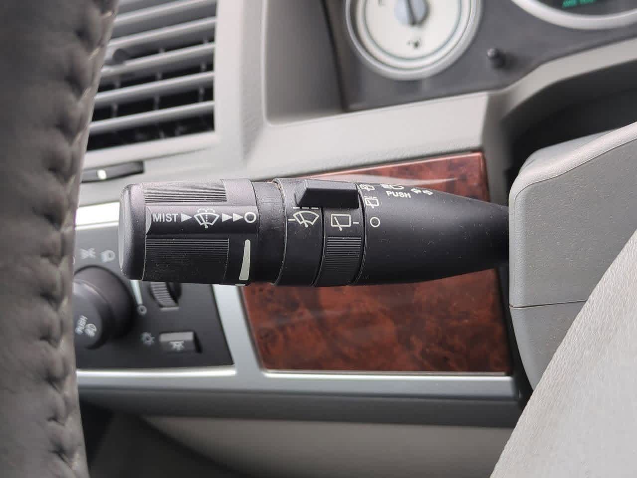 Thumbnail: 2009 Chrysler Town & Country - 23