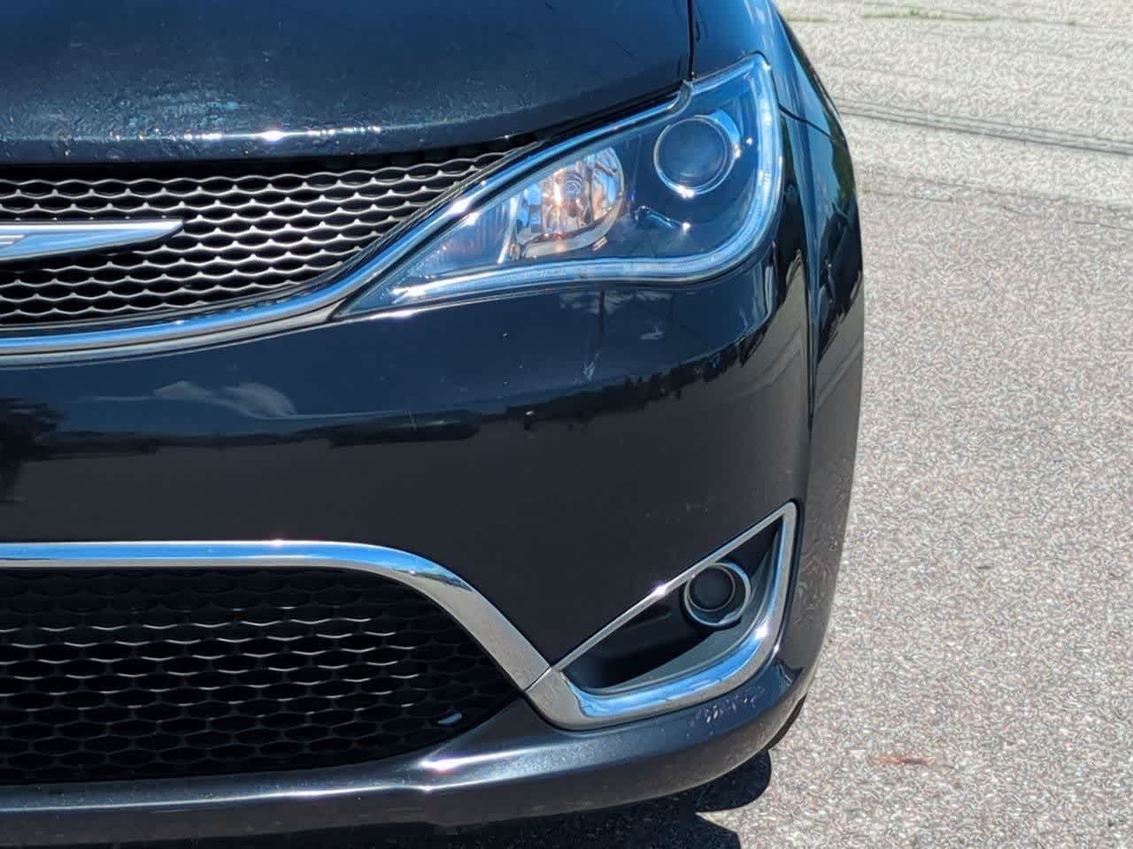 Thumbnail: 2018 Chrysler Pacifica - 10