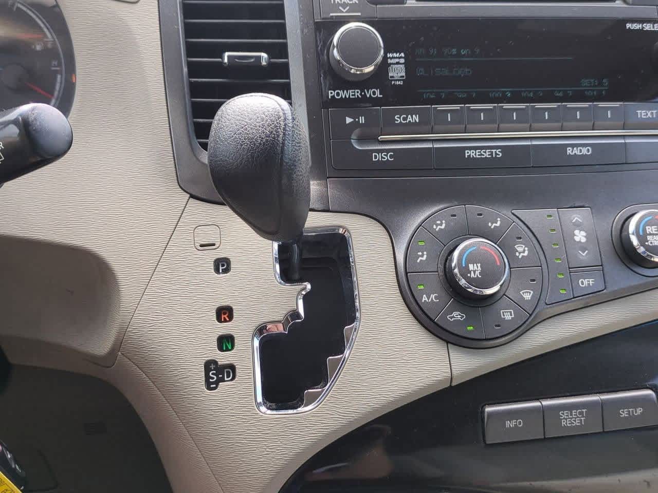 Thumbnail: 2011 Toyota Sienna - 27