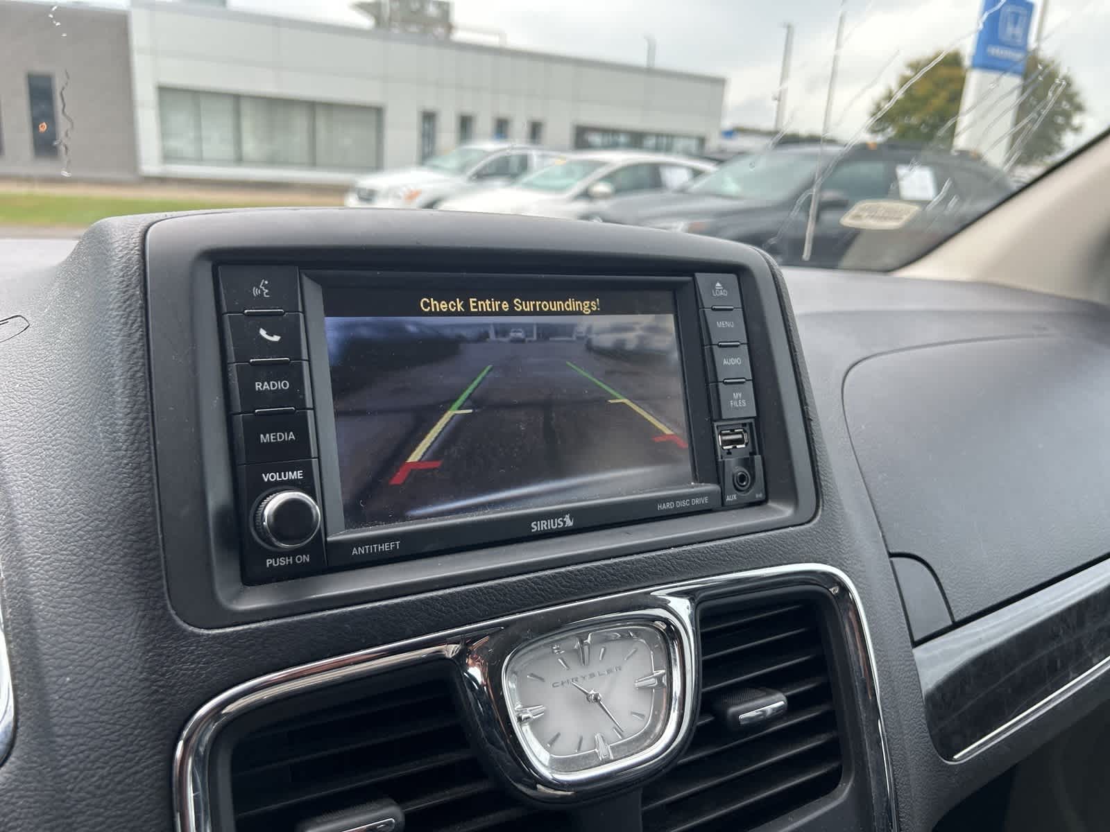 Thumbnail: 2016 Chrysler Town & Country - 13
