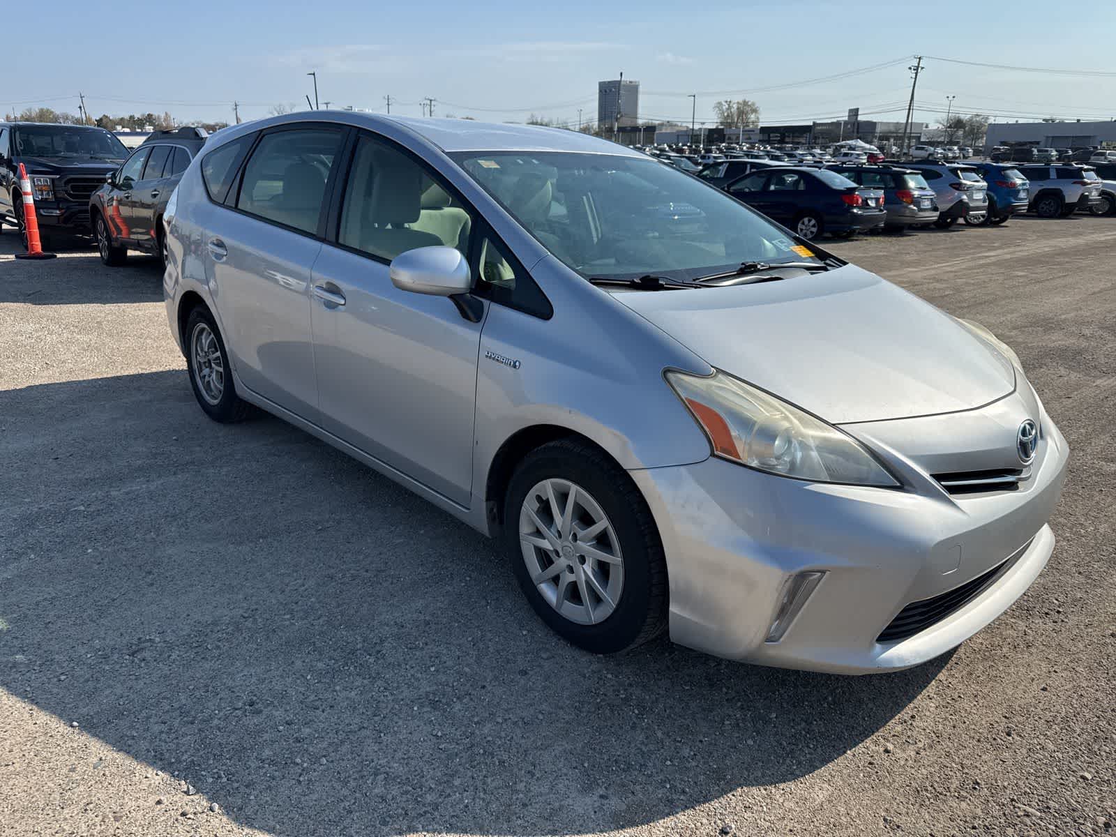 Thumbnail: 2014 Toyota Prius v - 4