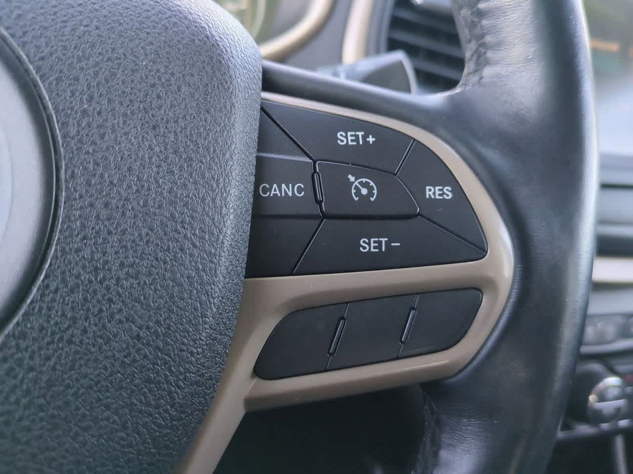 Thumbnail: 2017 Jeep Cherokee - 25