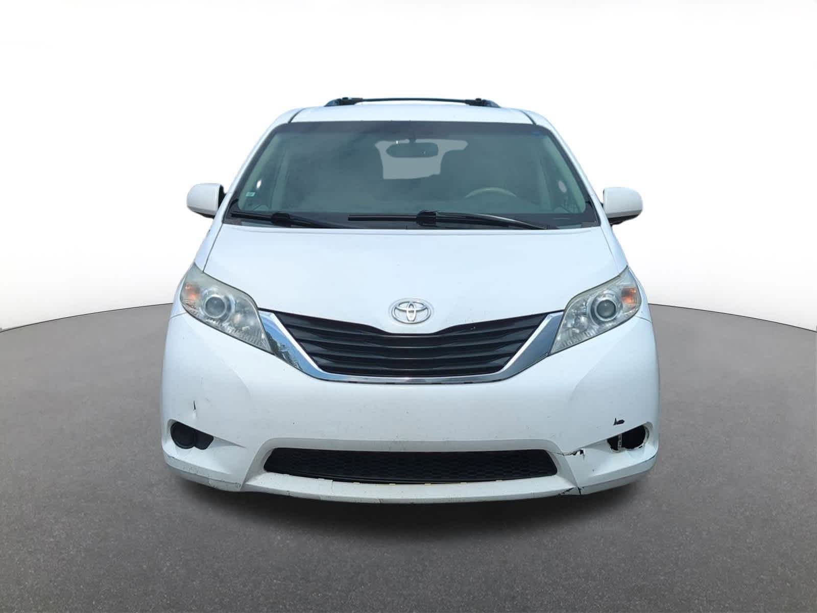 Thumbnail: 2011 Toyota Sienna - 9