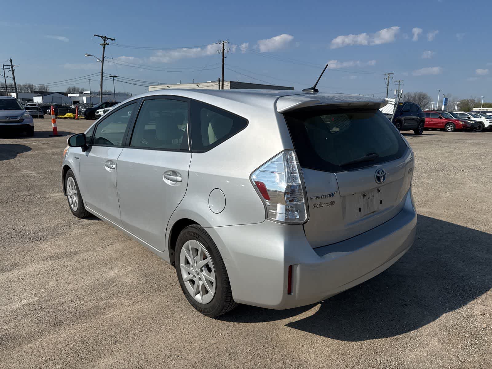 Thumbnail: 2014 Toyota Prius v - 2