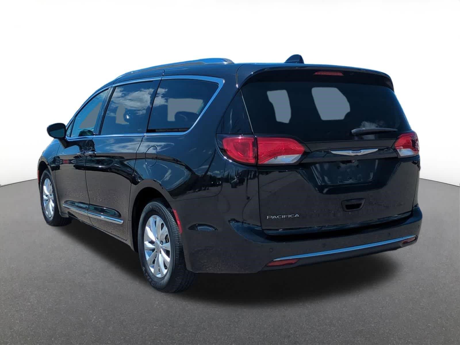 Thumbnail: 2018 Chrysler Pacifica - 4