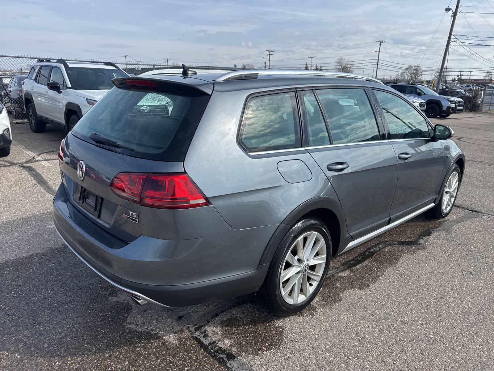 Thumbnail: 2017 Volkswagen Golf - 3