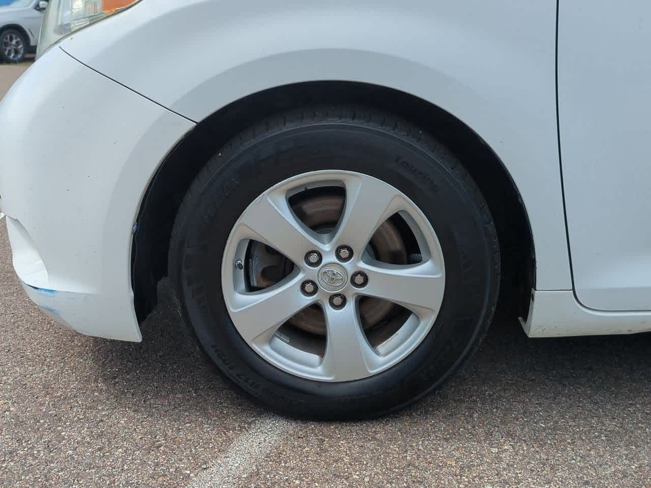 Thumbnail: 2011 Toyota Sienna - 12