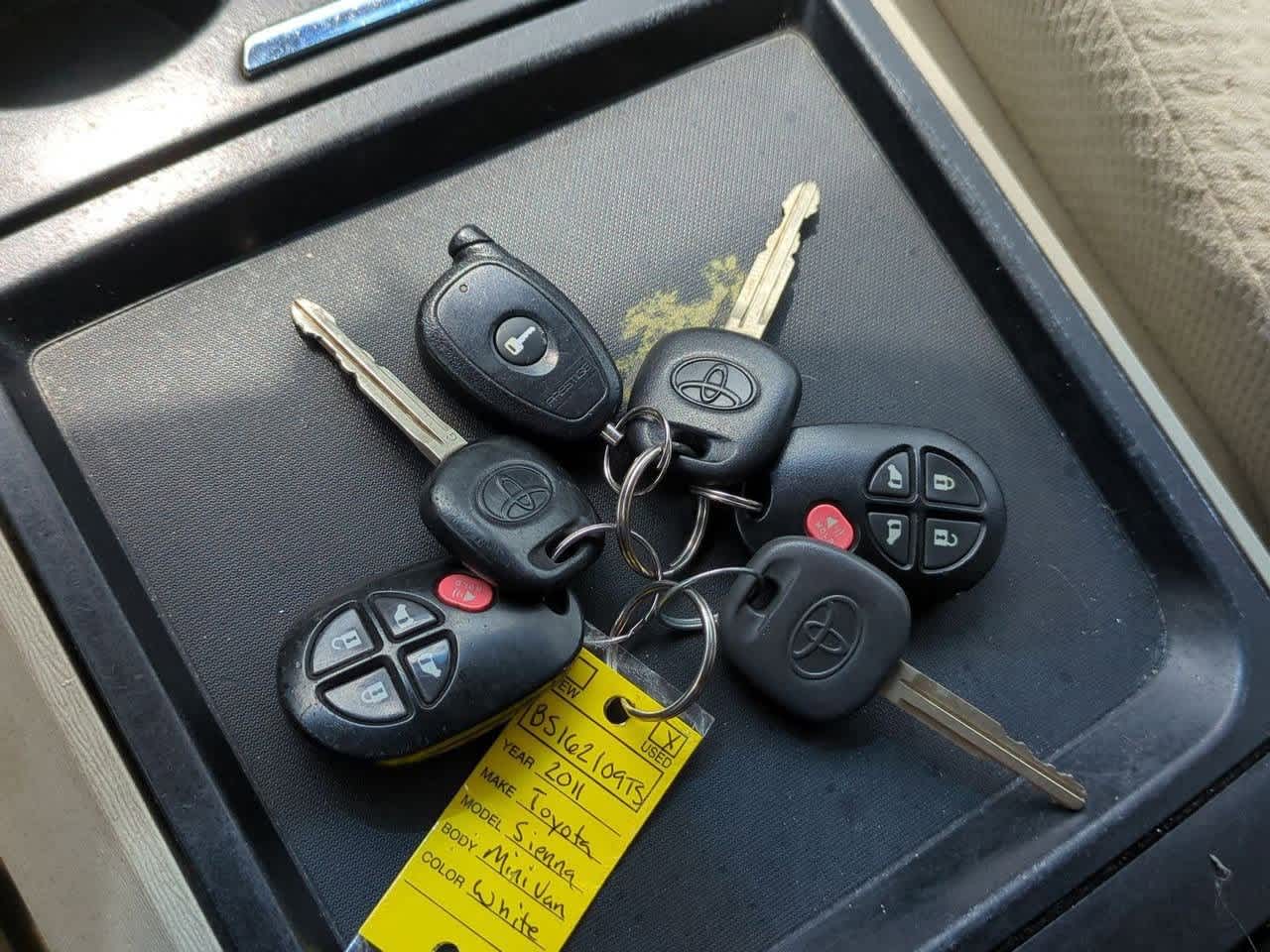 Thumbnail: 2011 Toyota Sienna - 30