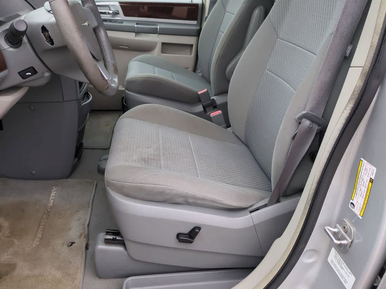 Thumbnail: 2009 Chrysler Town & Country - 15