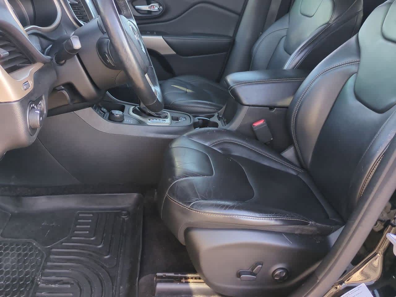 Thumbnail: 2017 Jeep Cherokee - 15