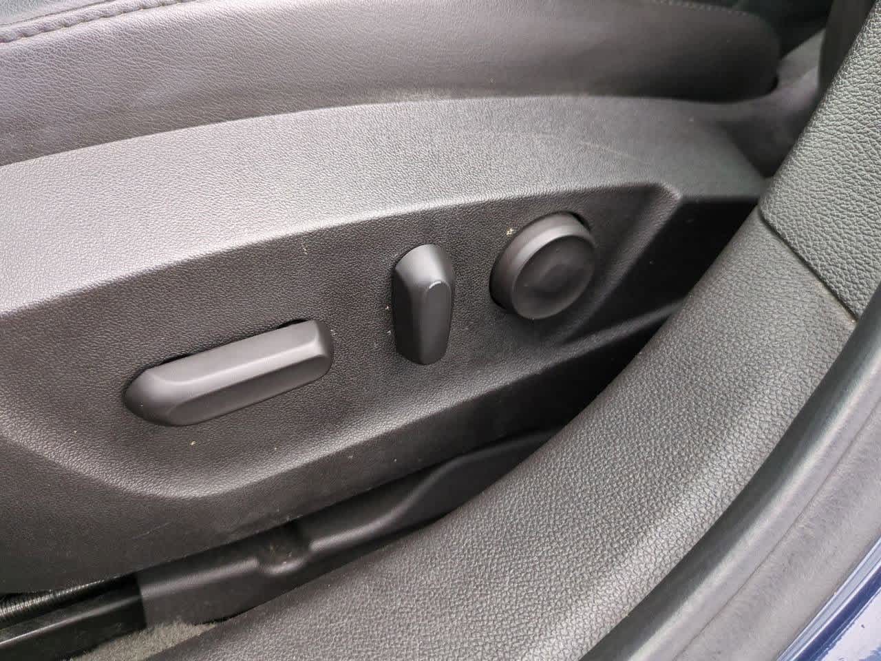 Thumbnail: 2011 Buick Regal - 16