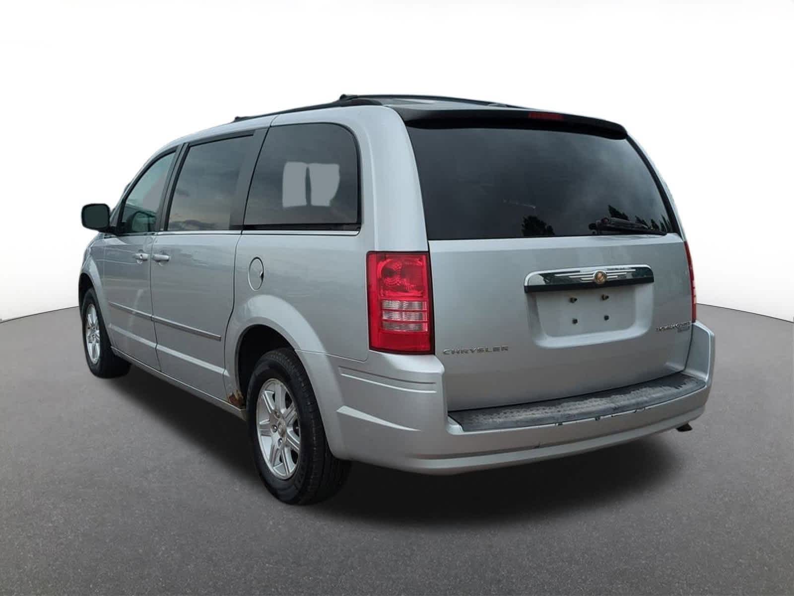 Thumbnail: 2009 Chrysler Town & Country - 4