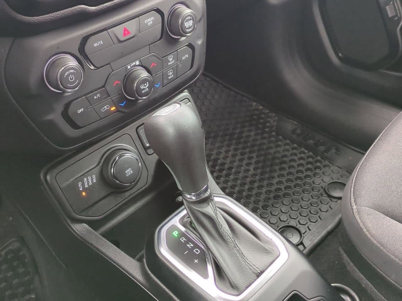 Thumbnail: 2018 Jeep Renegade - 29