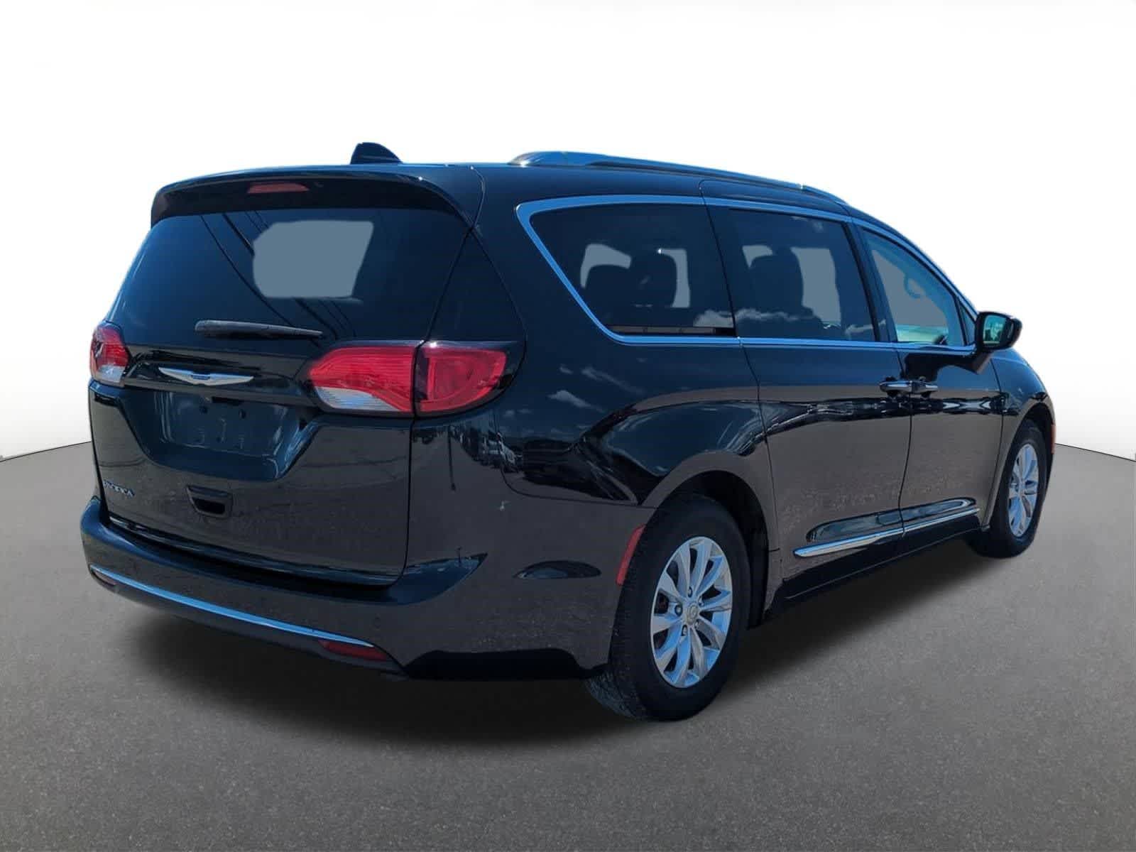 Thumbnail: 2018 Chrysler Pacifica - 6