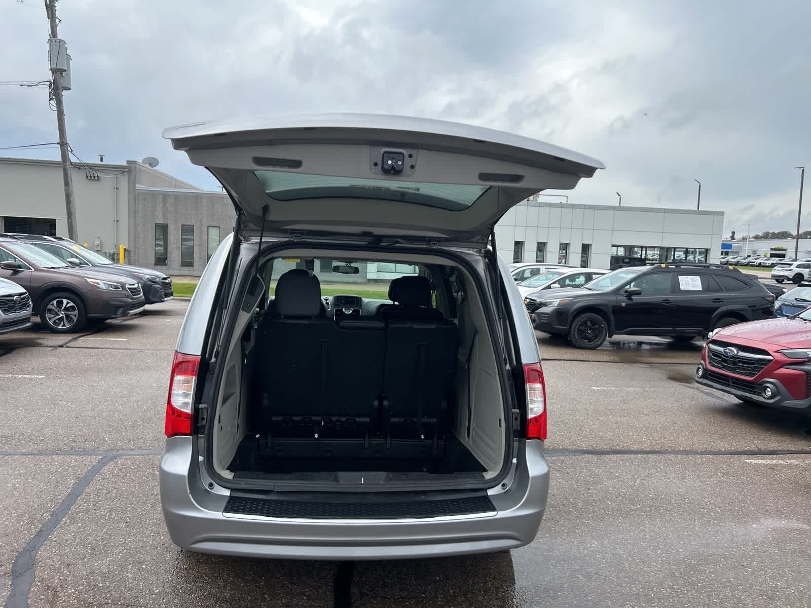 Thumbnail: 2016 Chrysler Town & Country - 16
