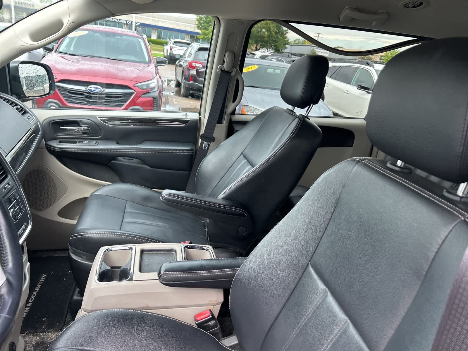 Thumbnail: 2016 Chrysler Town & Country - 14