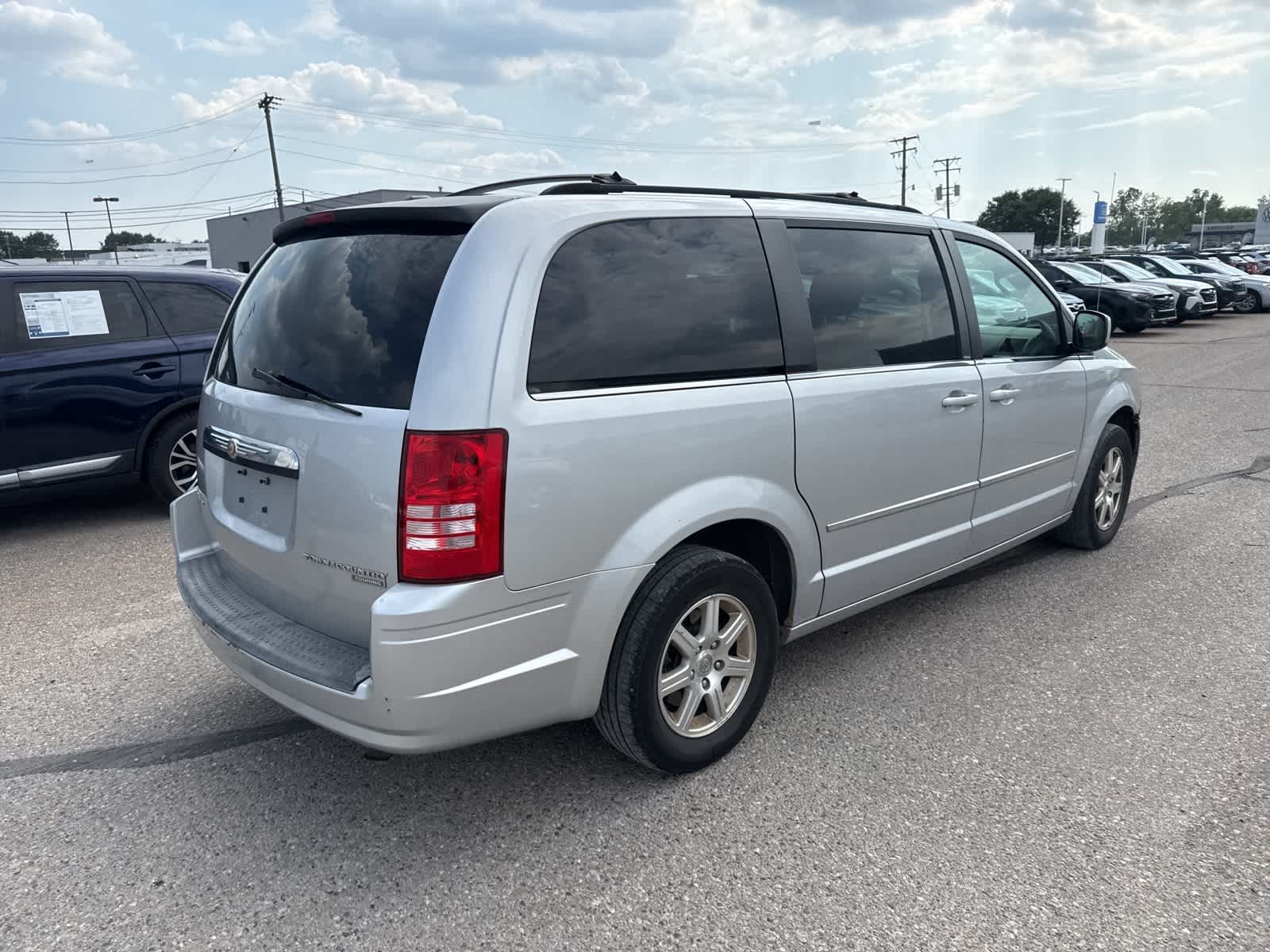 Thumbnail: 2009 Chrysler Town & Country - 3