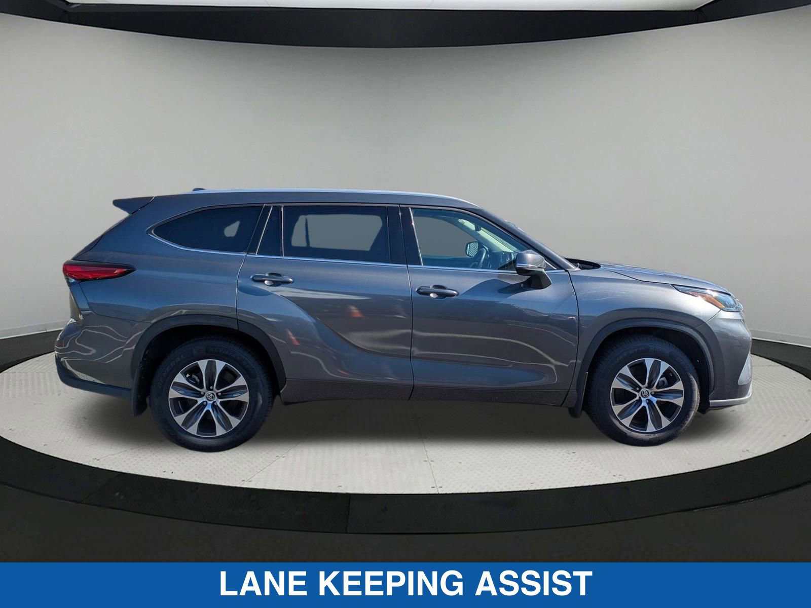 Used 2022 Toyota Highlander XLE with VIN 5TDGZRBH1NS585879 for sale in Vernon, CT
