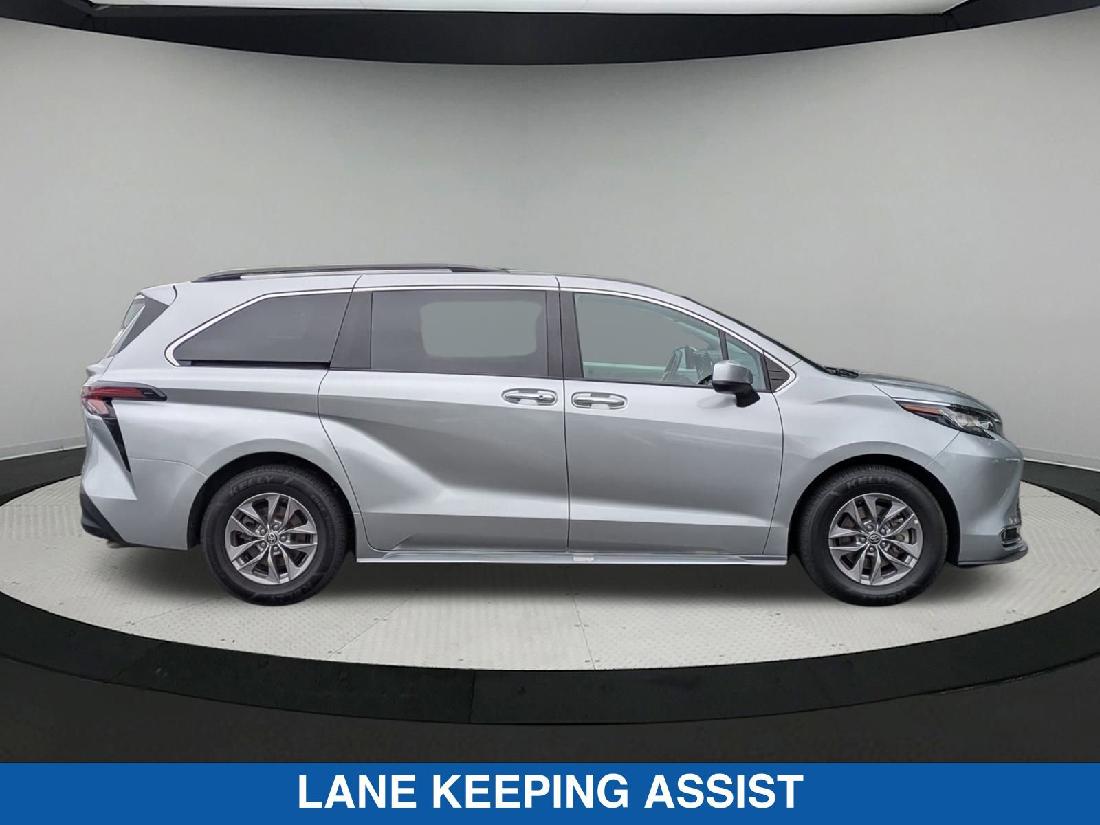 2023 Toyota Sienna XLE photo 2