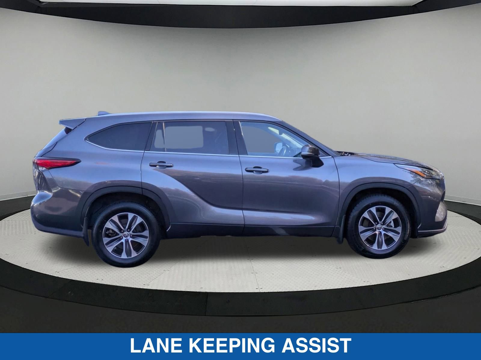 Used 2022 Toyota Highlander XLE with VIN 5TDGZRBH2NS571974 for sale in Vernon, CT