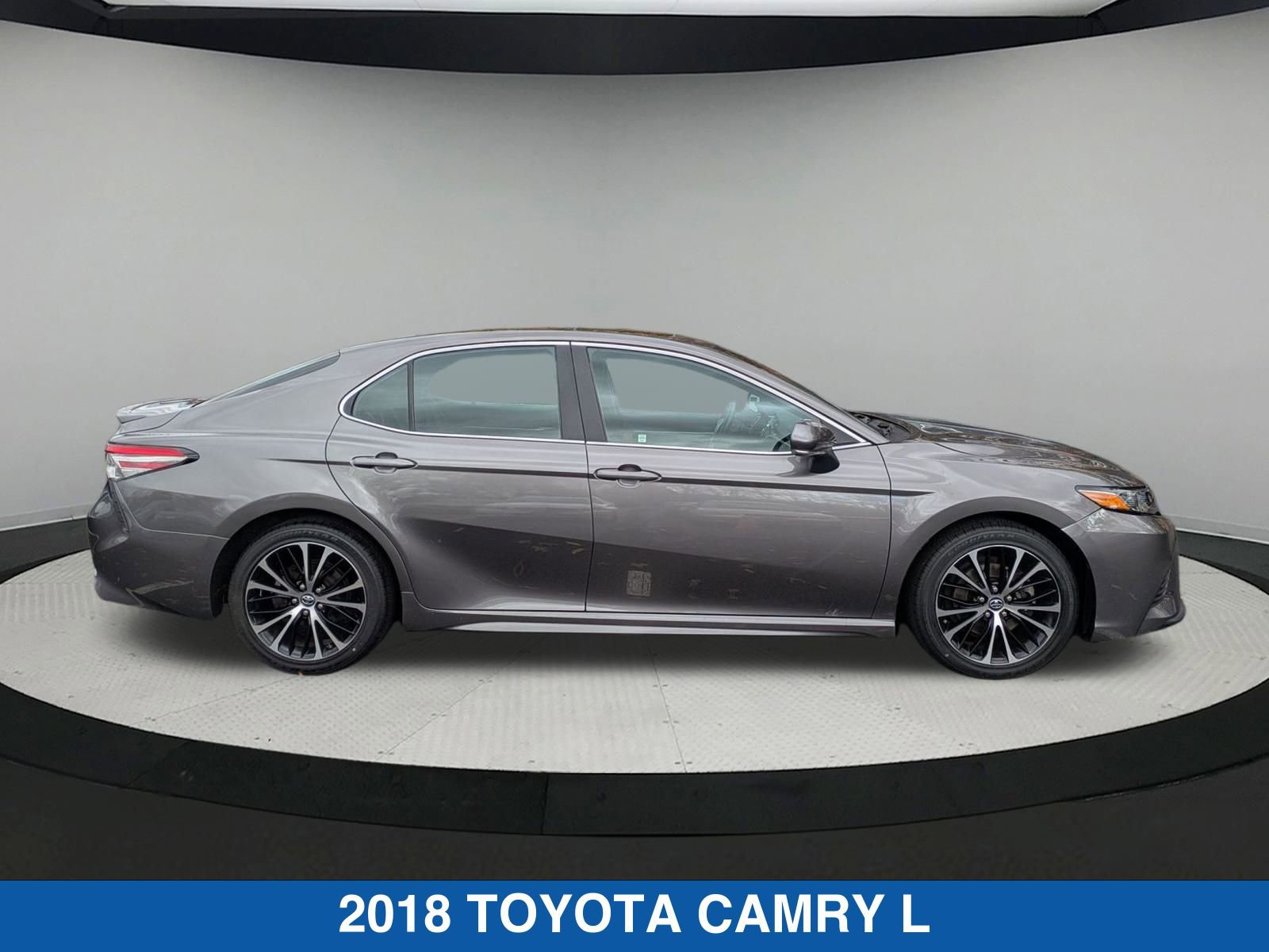 2018 Toyota Camry SE XLE photo 2