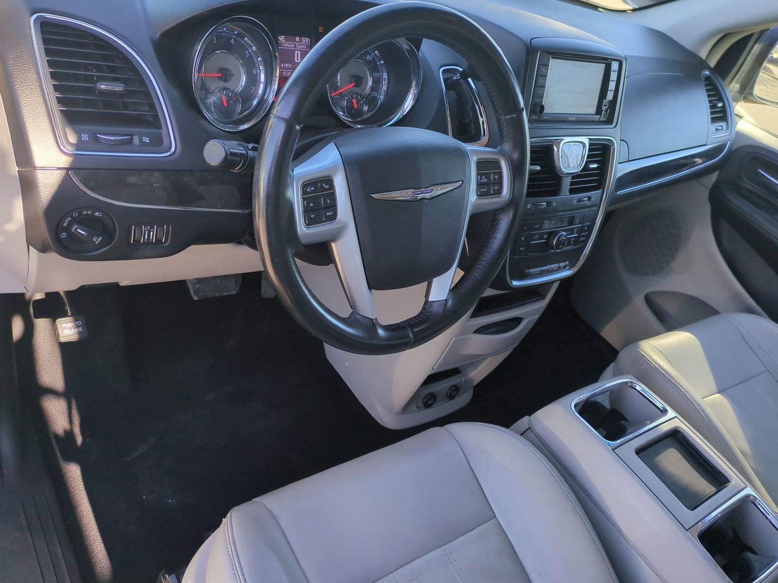 Thumbnail: 2013 Chrysler Town & Country - 10