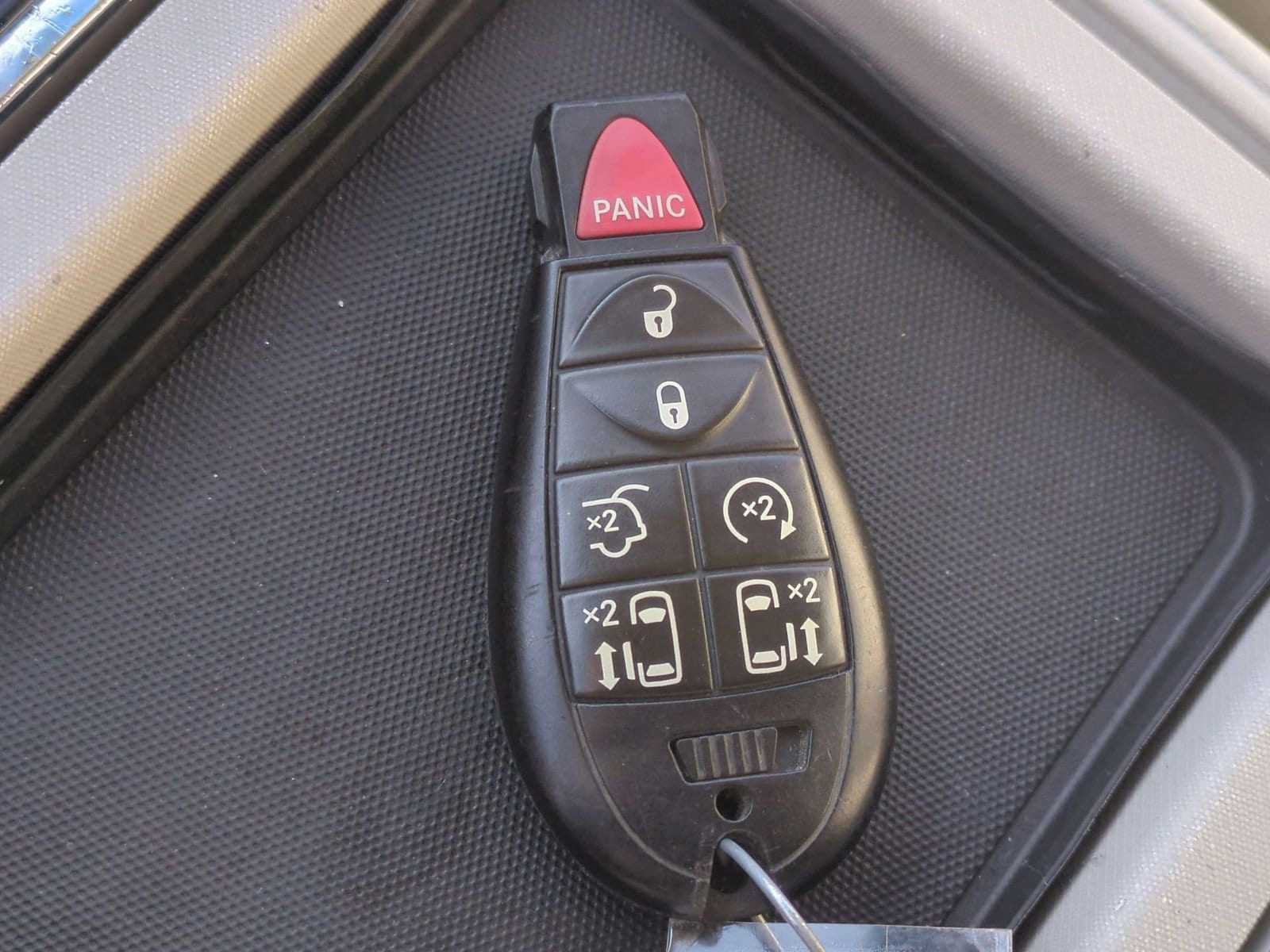 Thumbnail: 2013 Chrysler Town & Country - 33