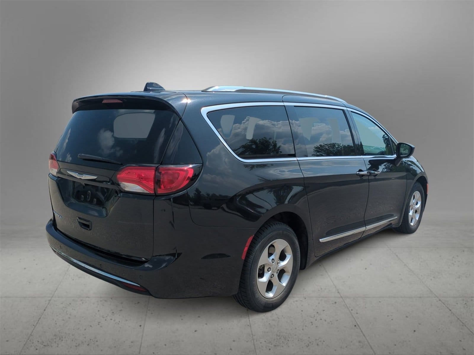 Thumbnail: 2017 Chrysler Pacifica - 8