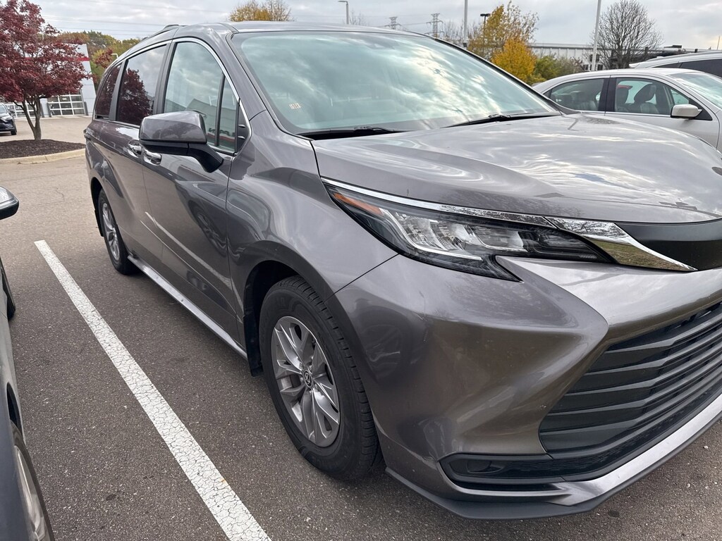 Used 2022 Toyota Sienna LE 8 Passenger Van Passenger Van