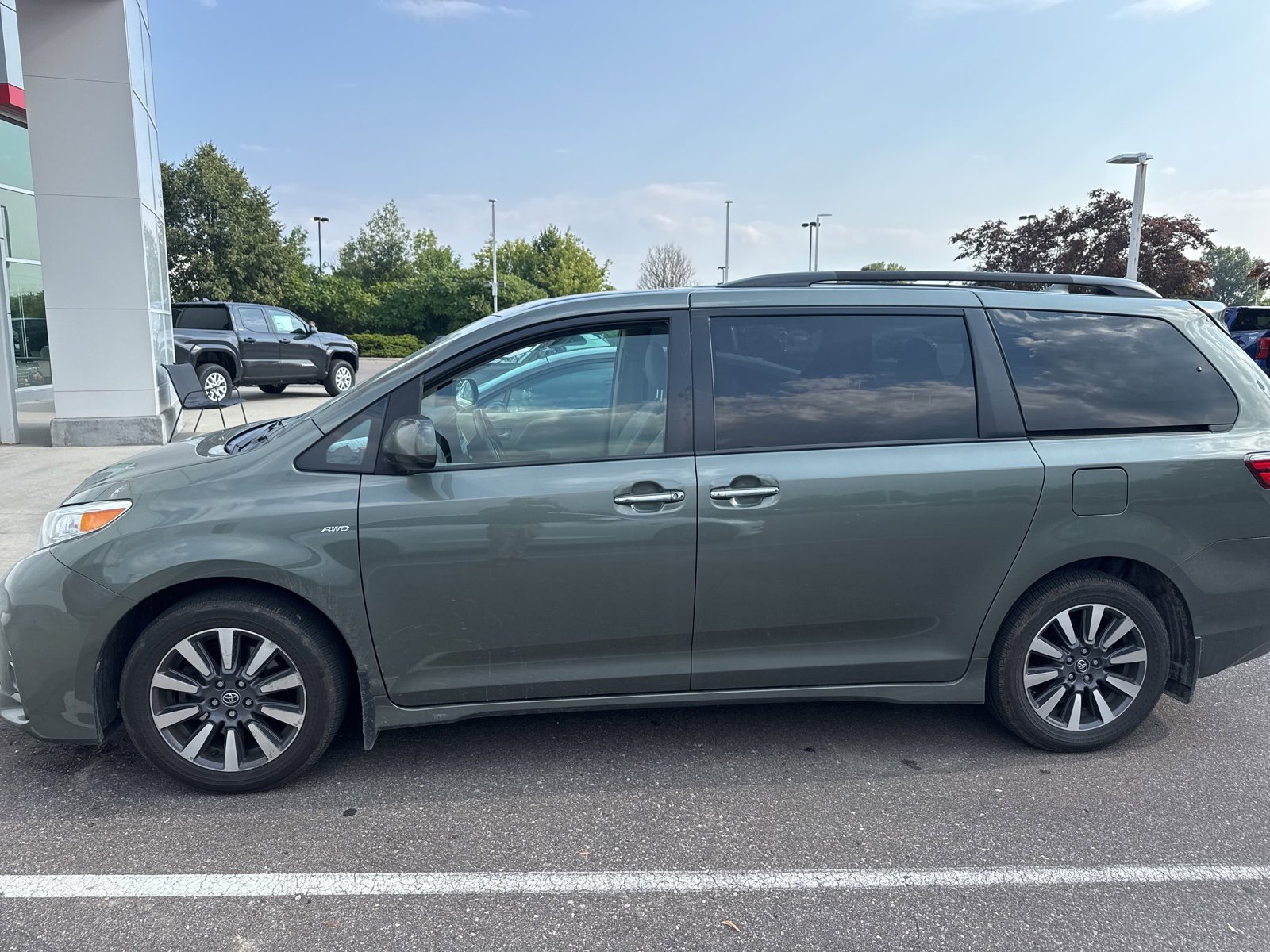 2020 Toyota Sienna XLE photo 2