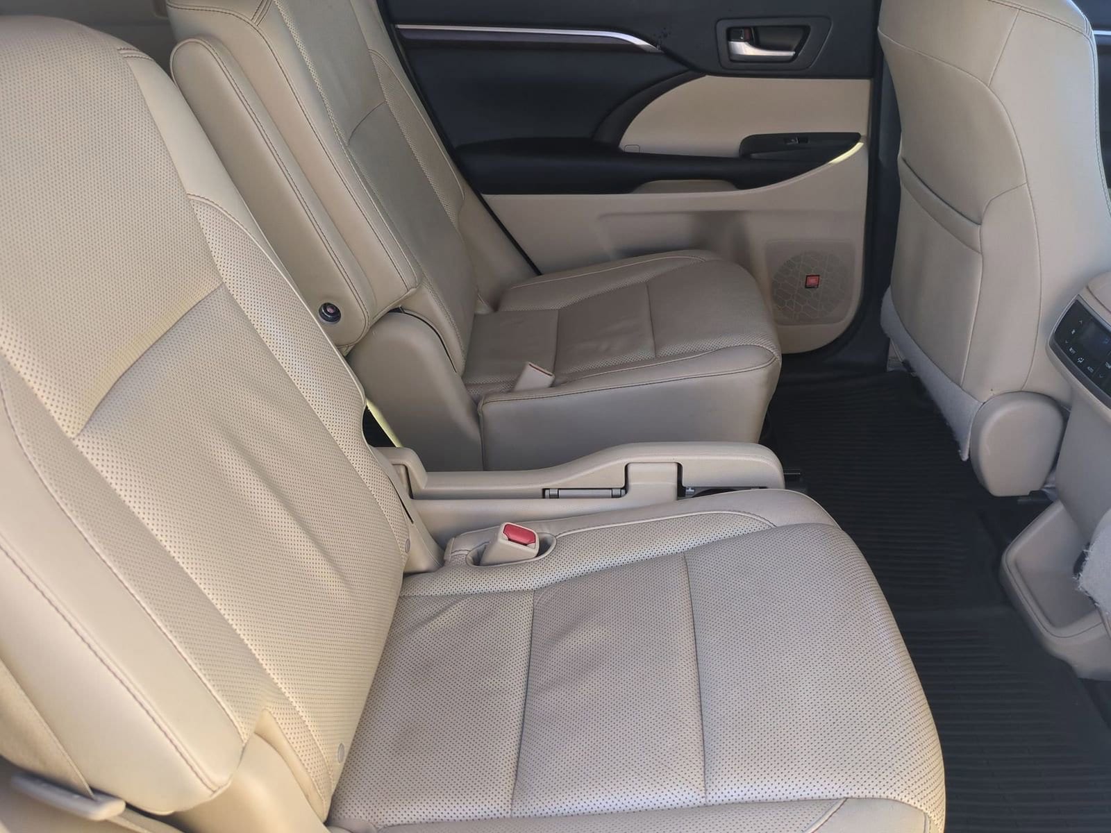 Thumbnail: 2016 Toyota Highlander - 21