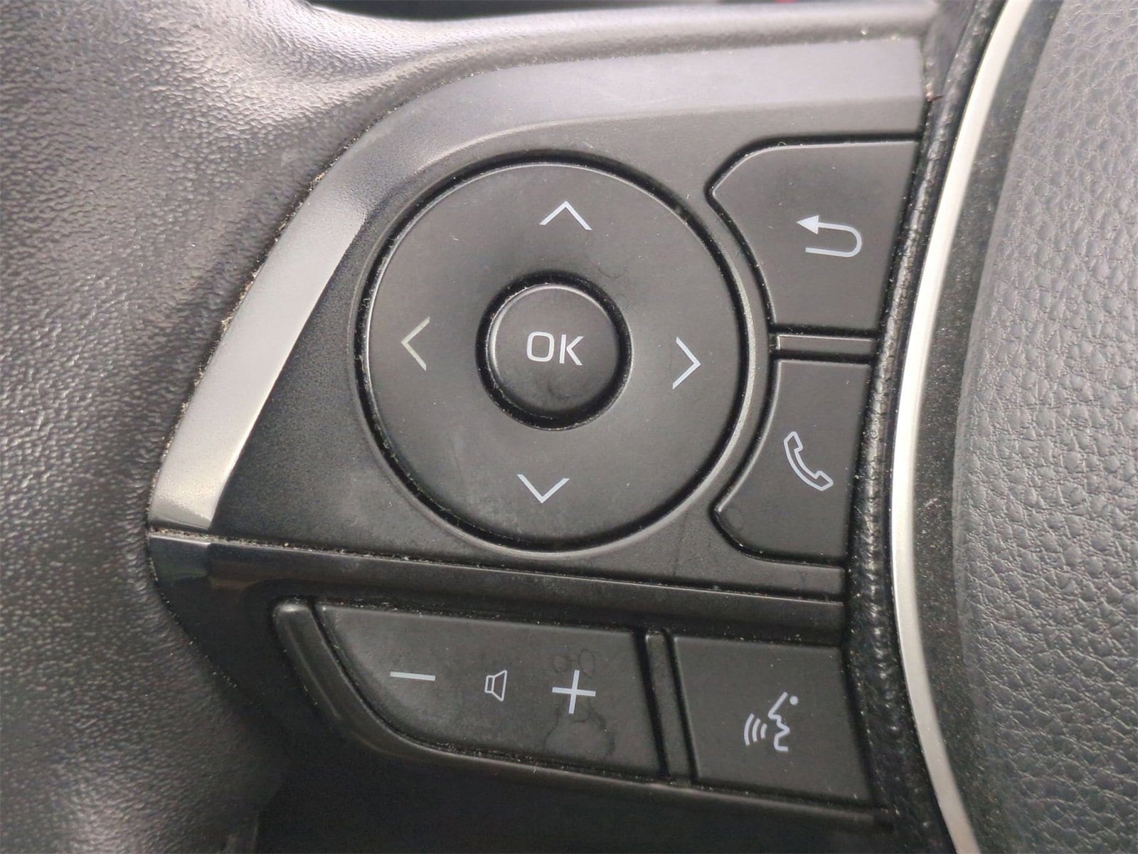 Thumbnail: 2021 Toyota RAV4 - 25