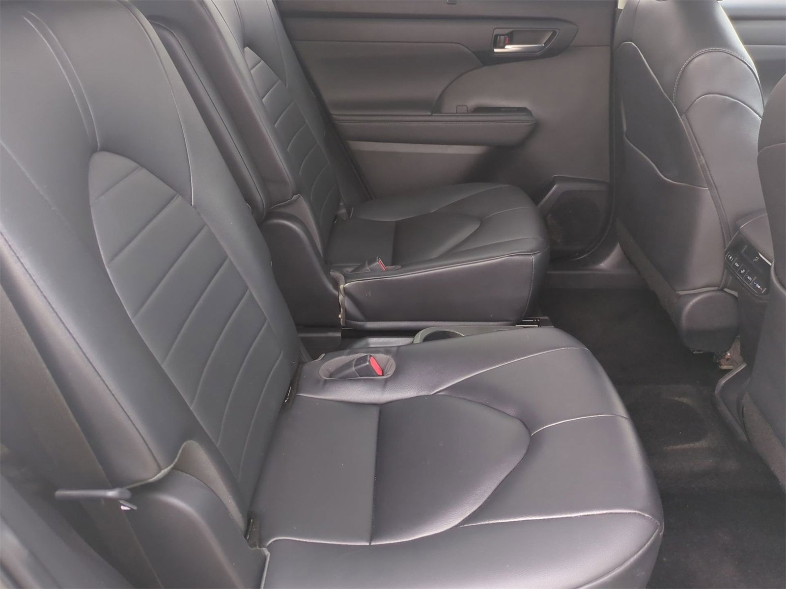 Thumbnail: 2023 Toyota Highlander - 21