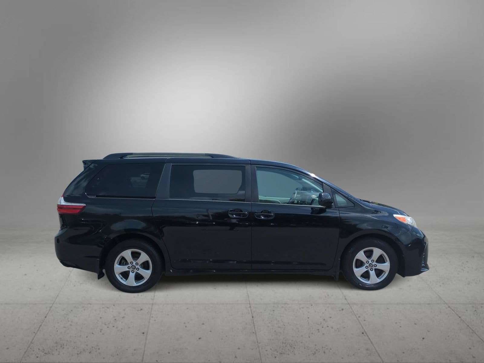 Thumbnail: 2019 Toyota Sienna - 9
