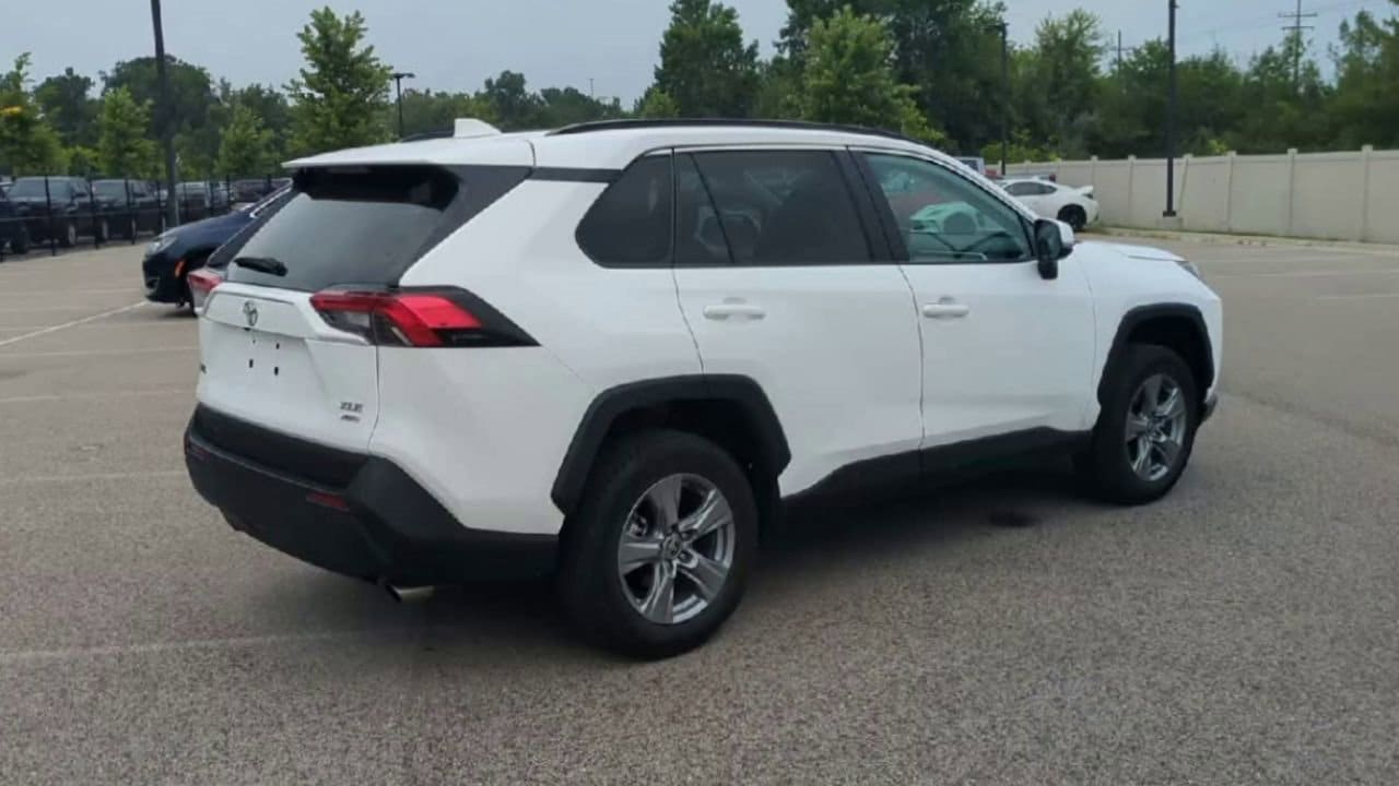 Thumbnail: 2022 Toyota RAV4 - 8
