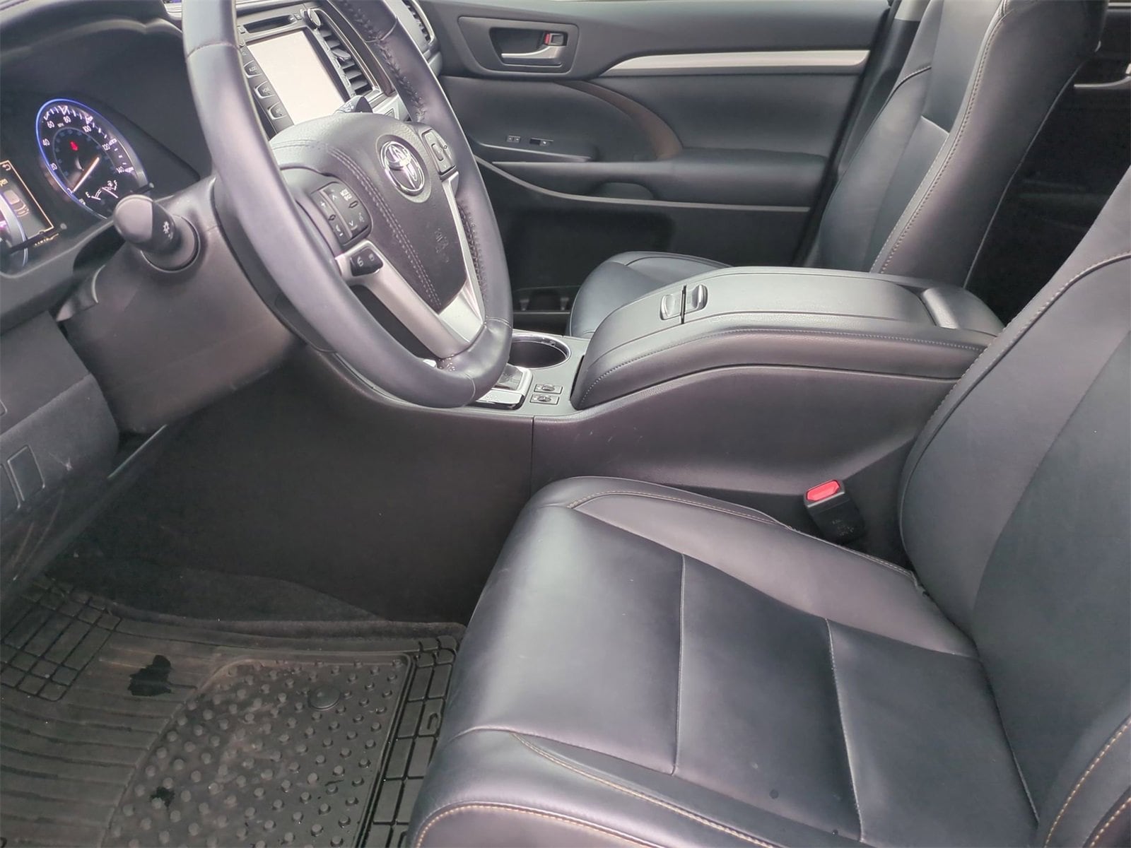 Thumbnail: 2016 Toyota Highlander - 16