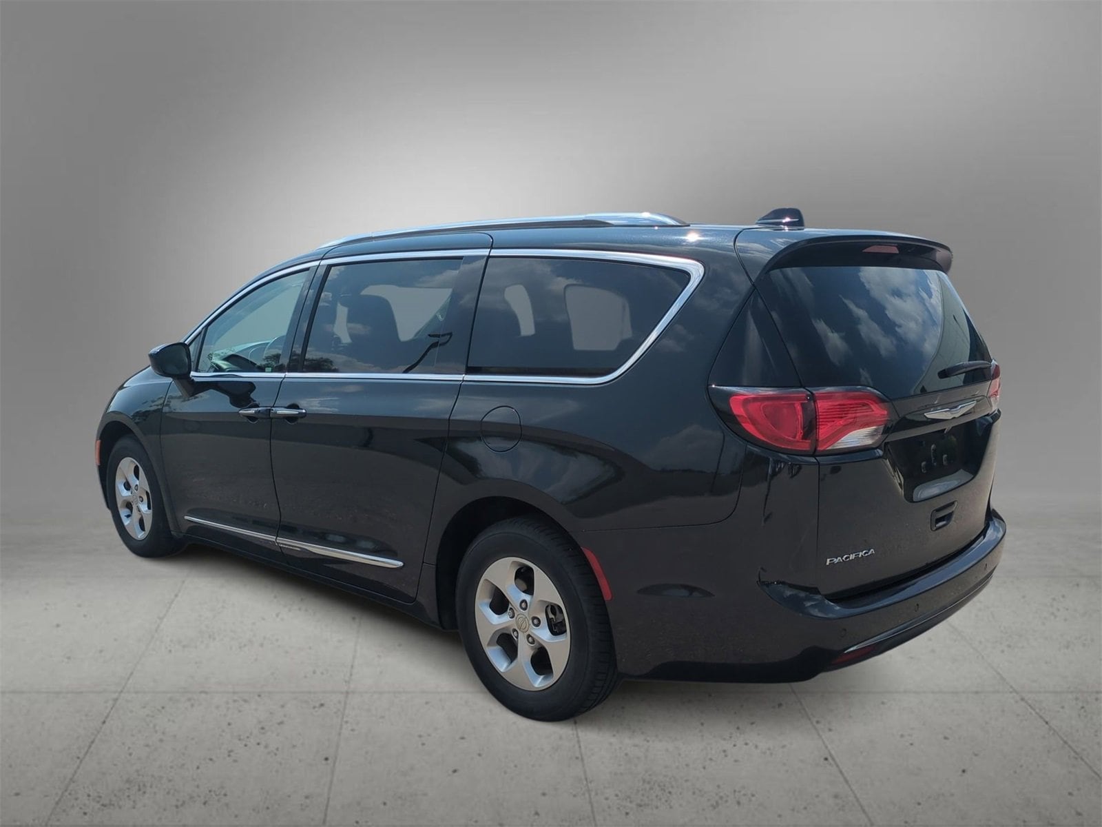 Thumbnail: 2017 Chrysler Pacifica - 6