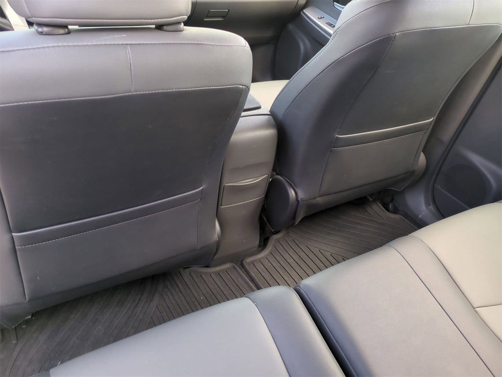 Thumbnail: 2014 Toyota Prius v - 18