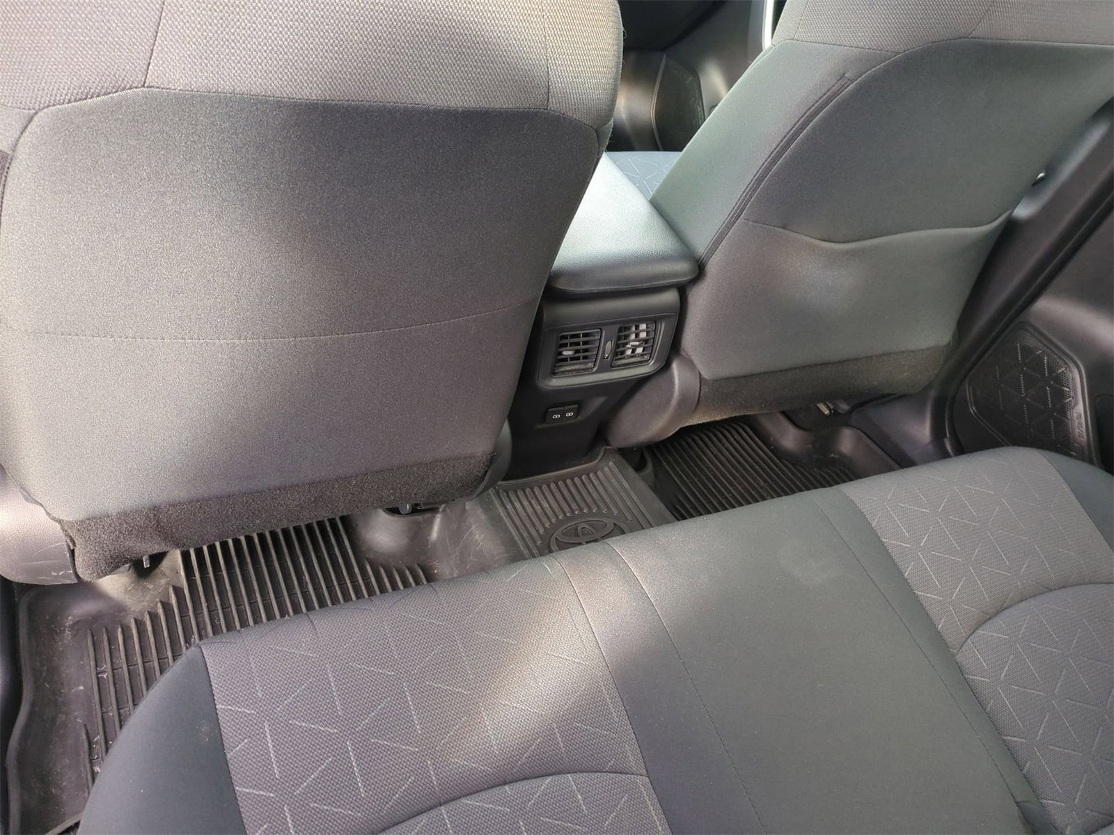 Thumbnail: 2022 Toyota RAV4 - 18